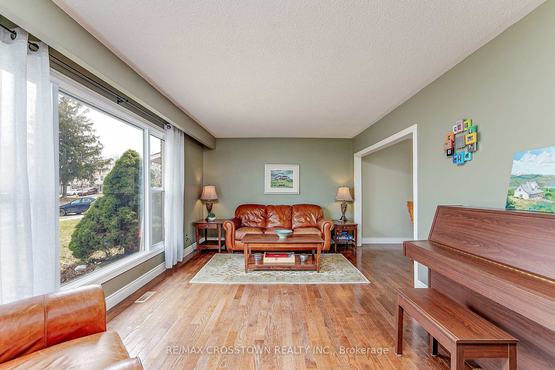 Photo 5 of 122 Marshall Street S, Barrie, Allandale Heights — HOMEH
