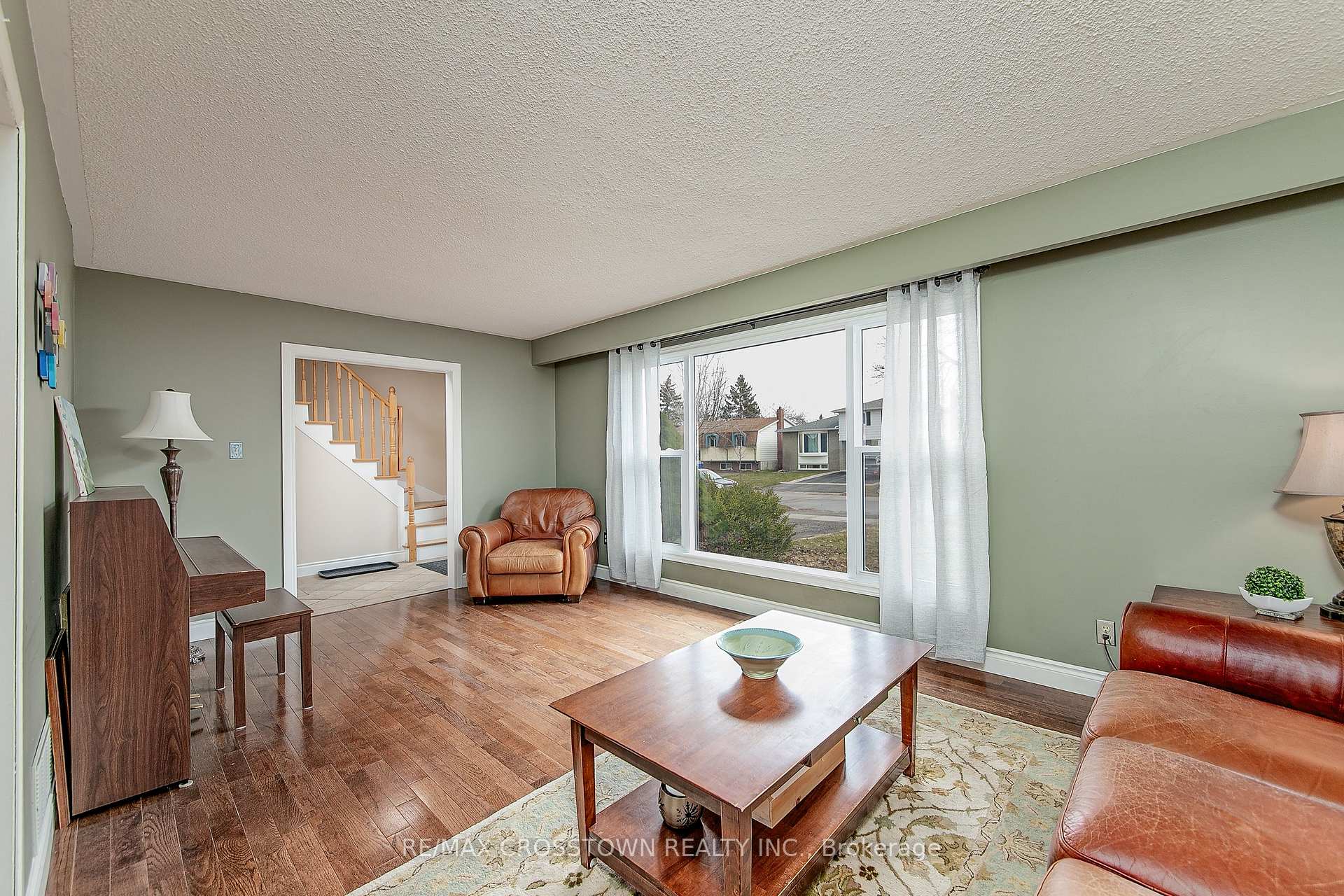 Photo 6 of 122 Marshall Street S, Barrie, Allandale Heights — HOMEH