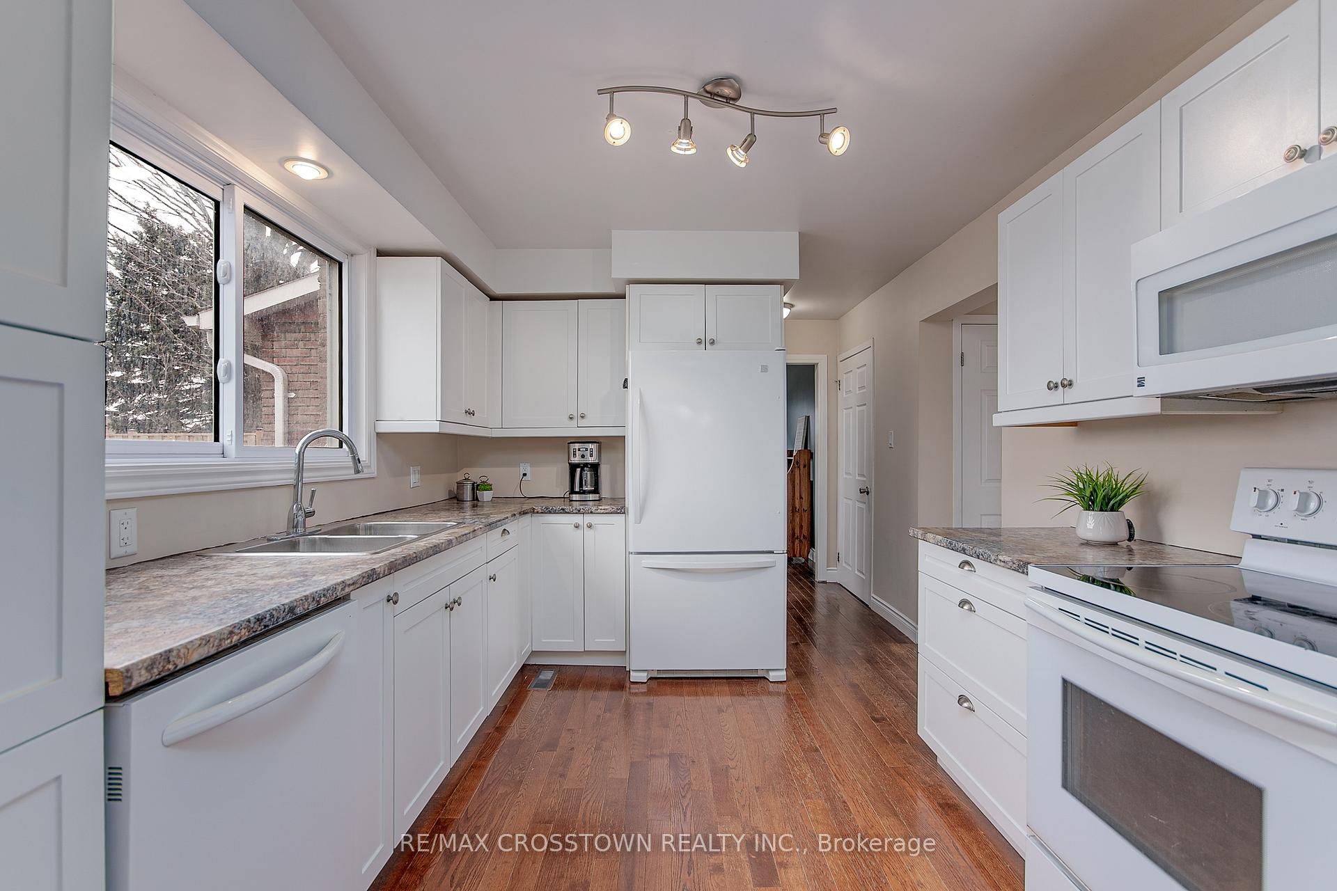 Photo 8 of 122 Marshall Street S, Barrie, Allandale Heights — HOMEH