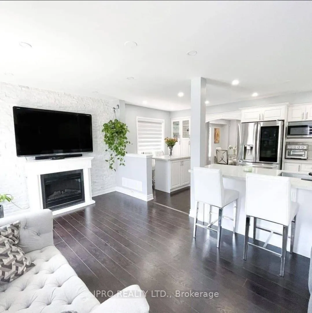 Photo 3 of 47 Roadmaster Lane, Brampton, Fletcher's Meadow — HOMEH