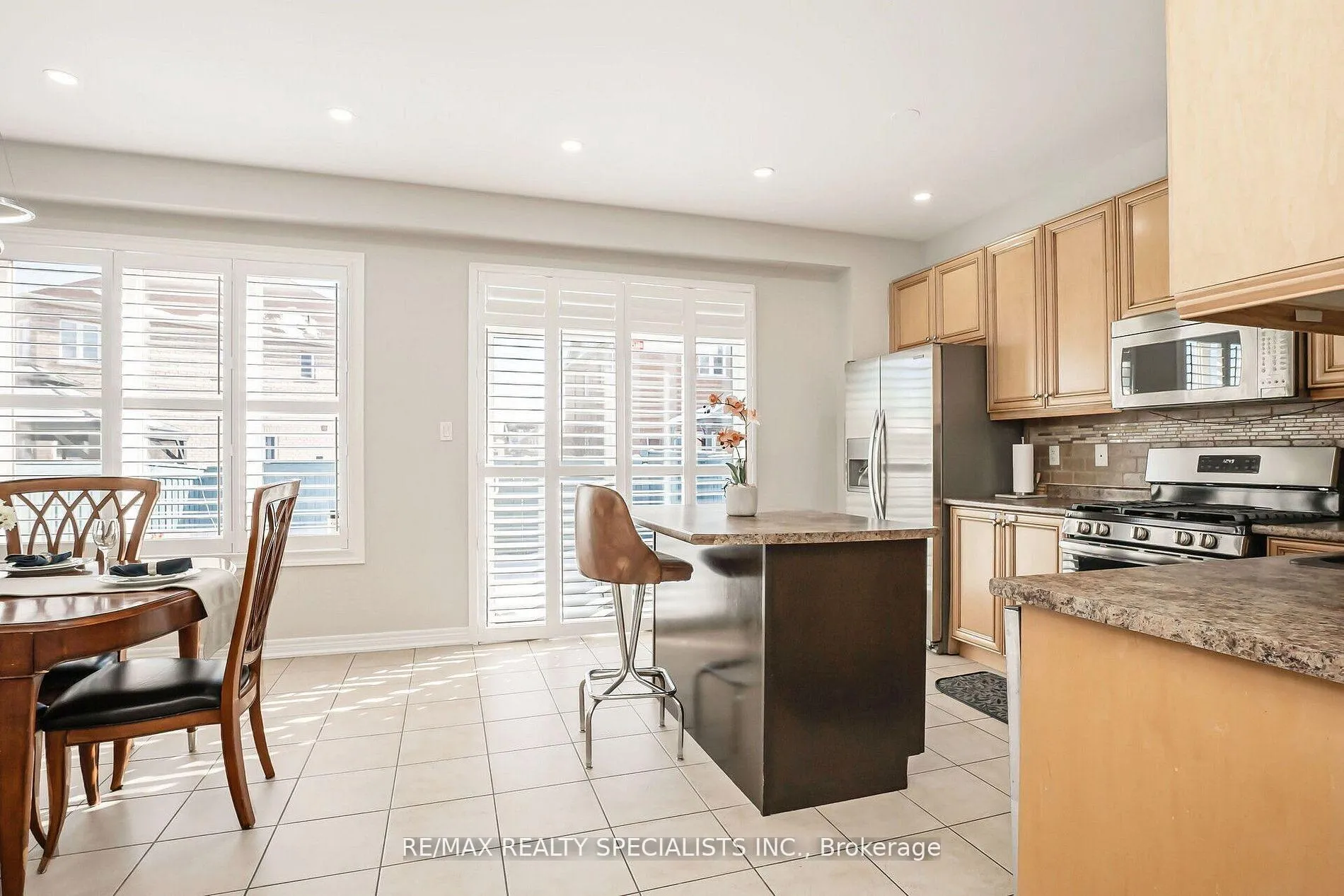 Photo 6 of 40 Begonia Crescent, Brampton, Northwest Brampton — HOMEH