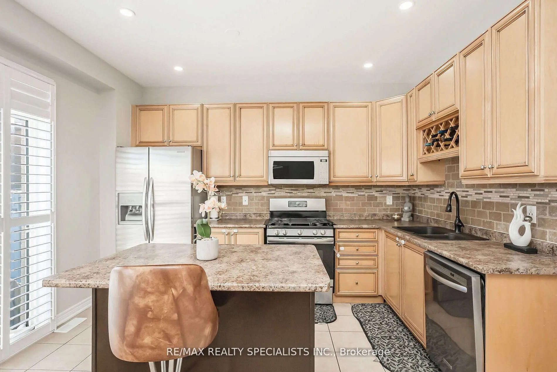 Photo 8 of 40 Begonia Crescent, Brampton, Northwest Brampton — HOMEH