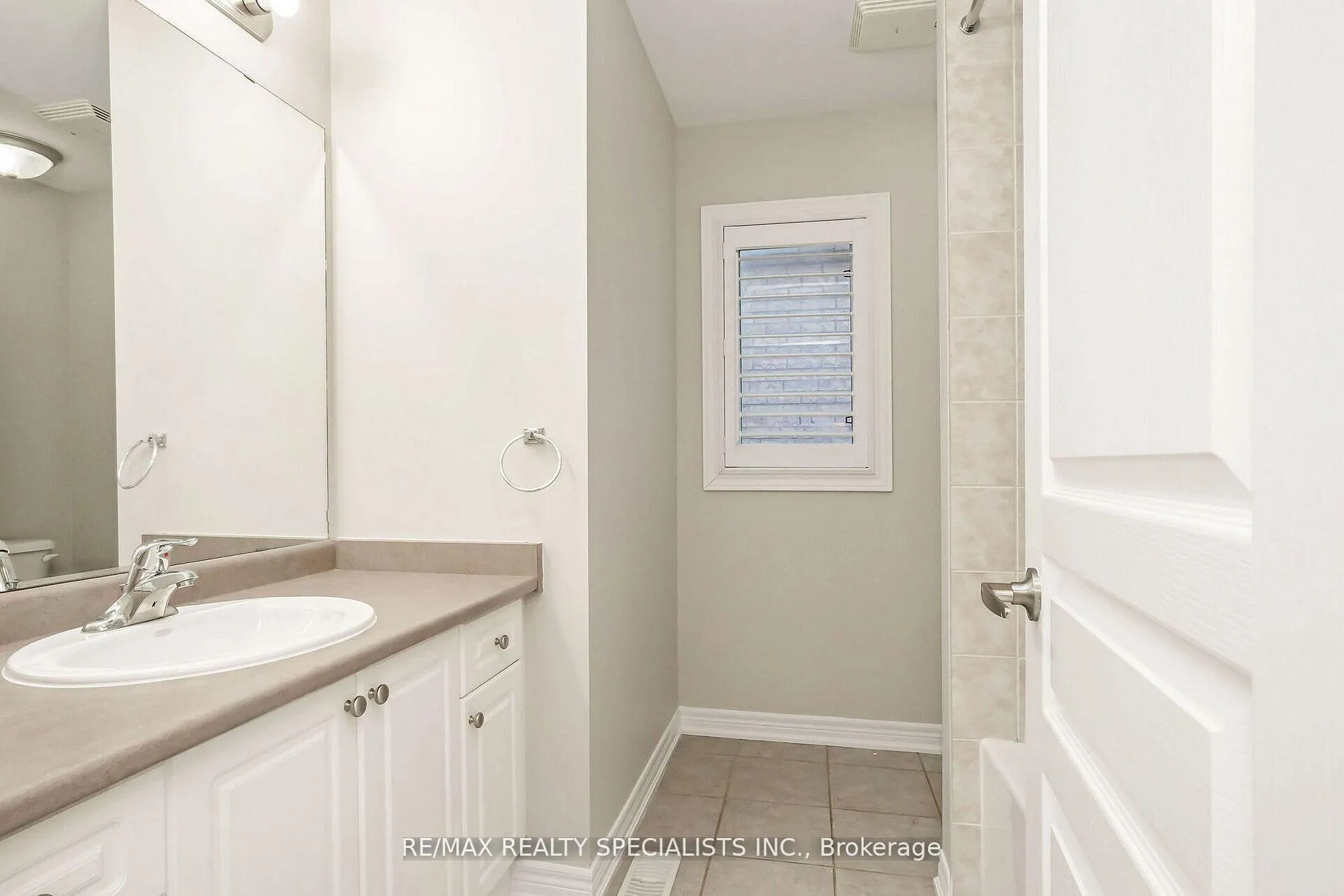 Photo 15 of 40 Begonia Crescent, Brampton, Northwest Brampton — HOMEH
