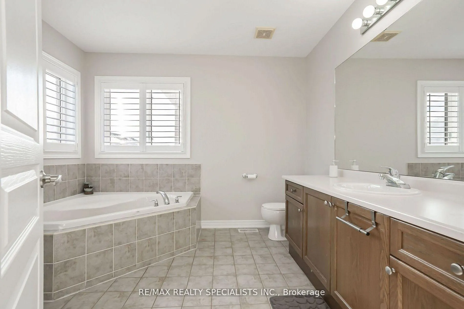 Photo 19 of 40 Begonia Crescent, Brampton, Northwest Brampton — HOMEH