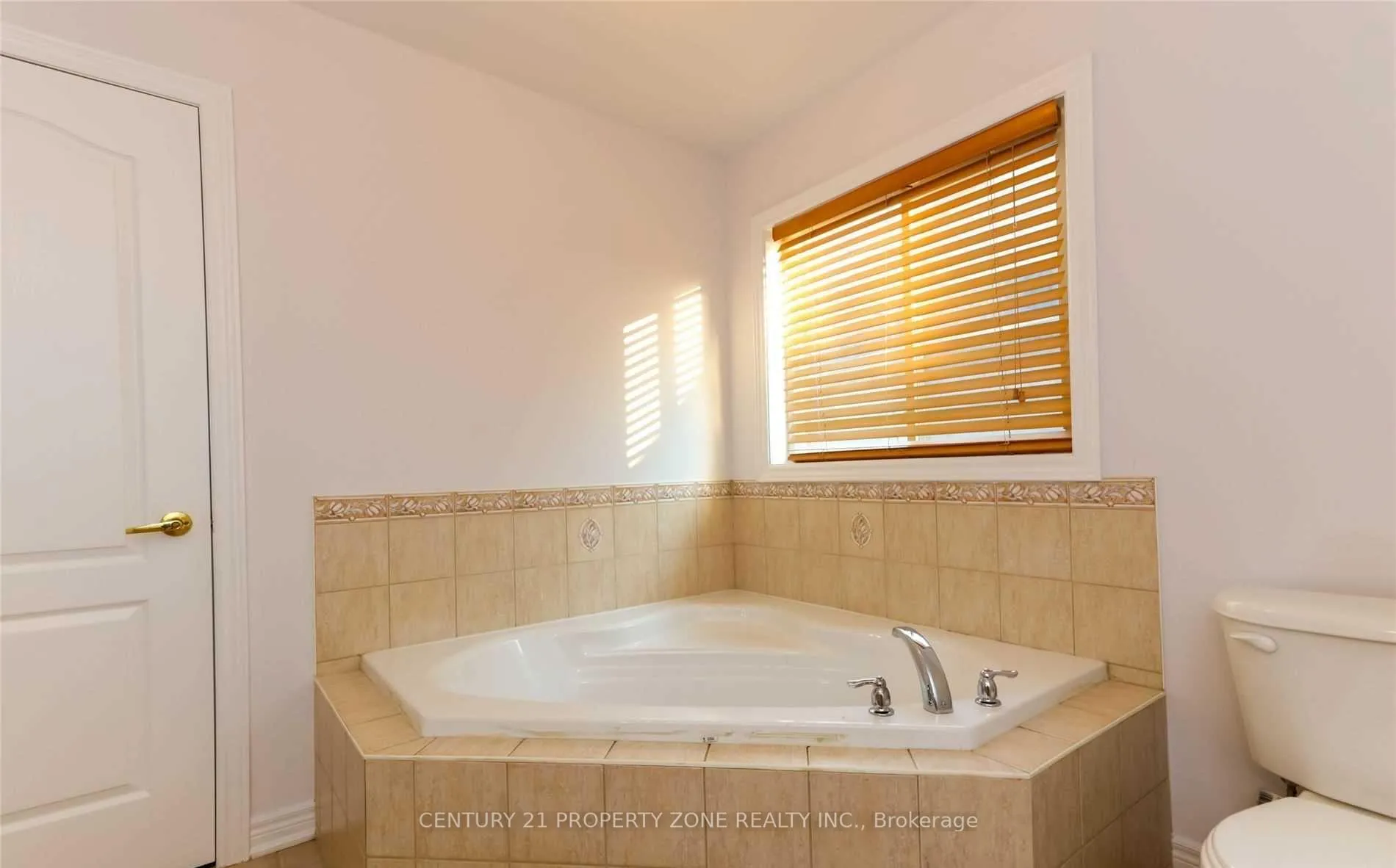 Photo 13 of 118 Calm Waters Crescent, Brampton, Madoc — HOMEH