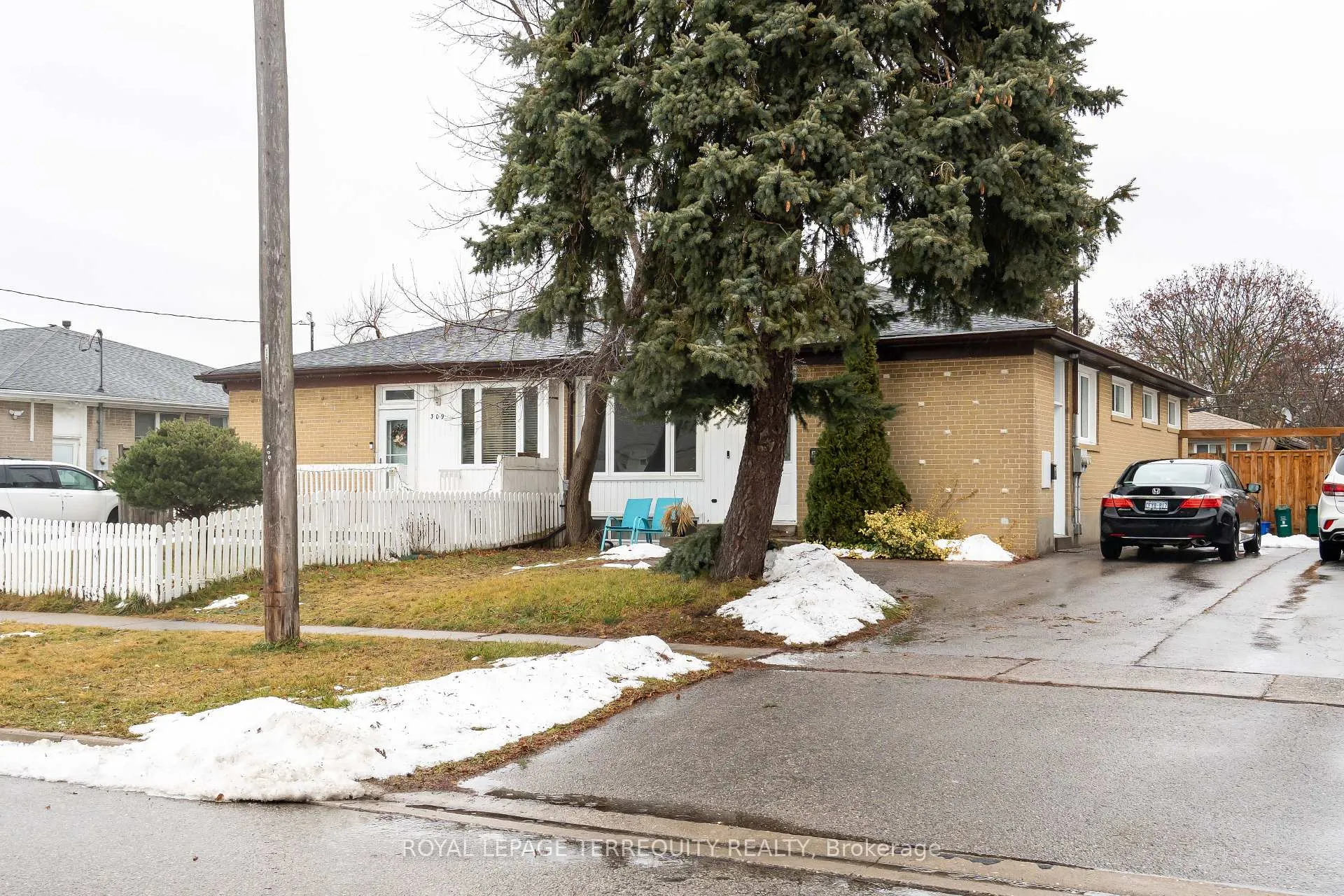 Photo 2 of 311 Dovedale Drive, Whitby, Downtown Whitby — HOMEH