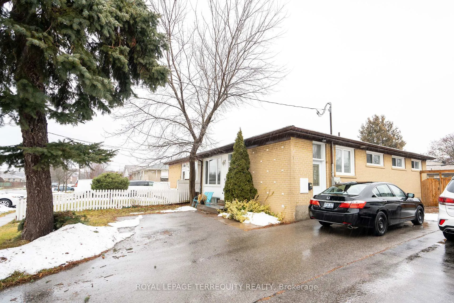 Photo 3 of 311 Dovedale Drive, Whitby, Downtown Whitby — HOMEH