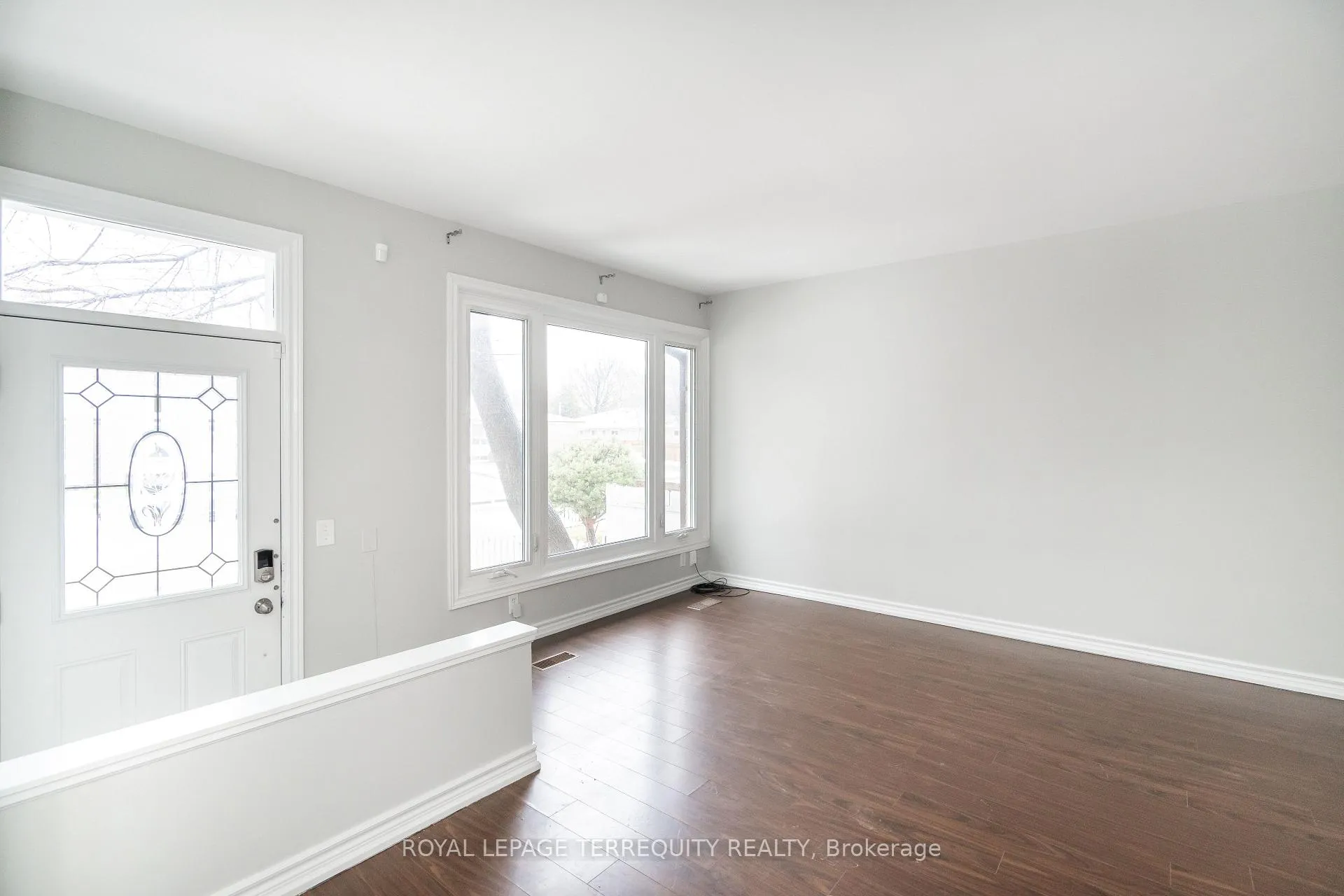 Photo 10 of 311 Dovedale Drive, Whitby, Downtown Whitby — HOMEH