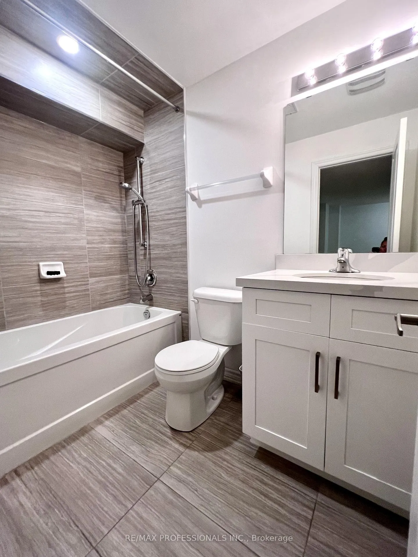Photo 19 of 58 Denison Avenue, Brampton, Downtown Brampton — HOMEH