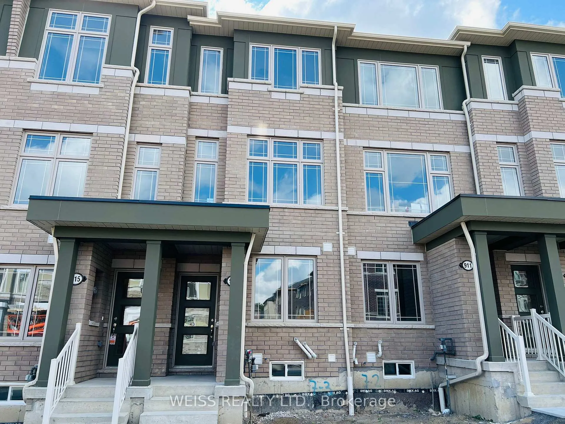 Front of 913 Crowsnest Hollow