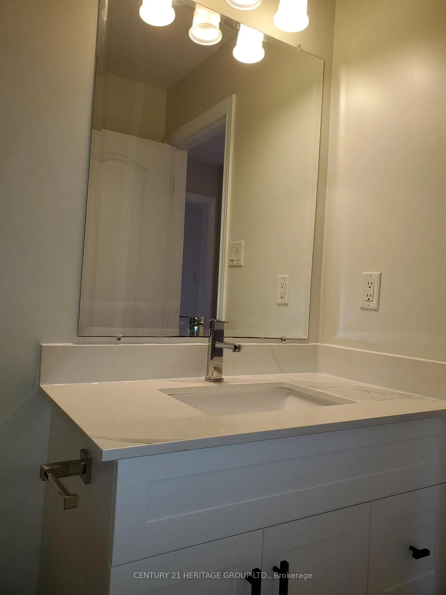 Photo 12 of 63 Leitchcroft Crescent, Markham, Commerce Valley — HOMEH