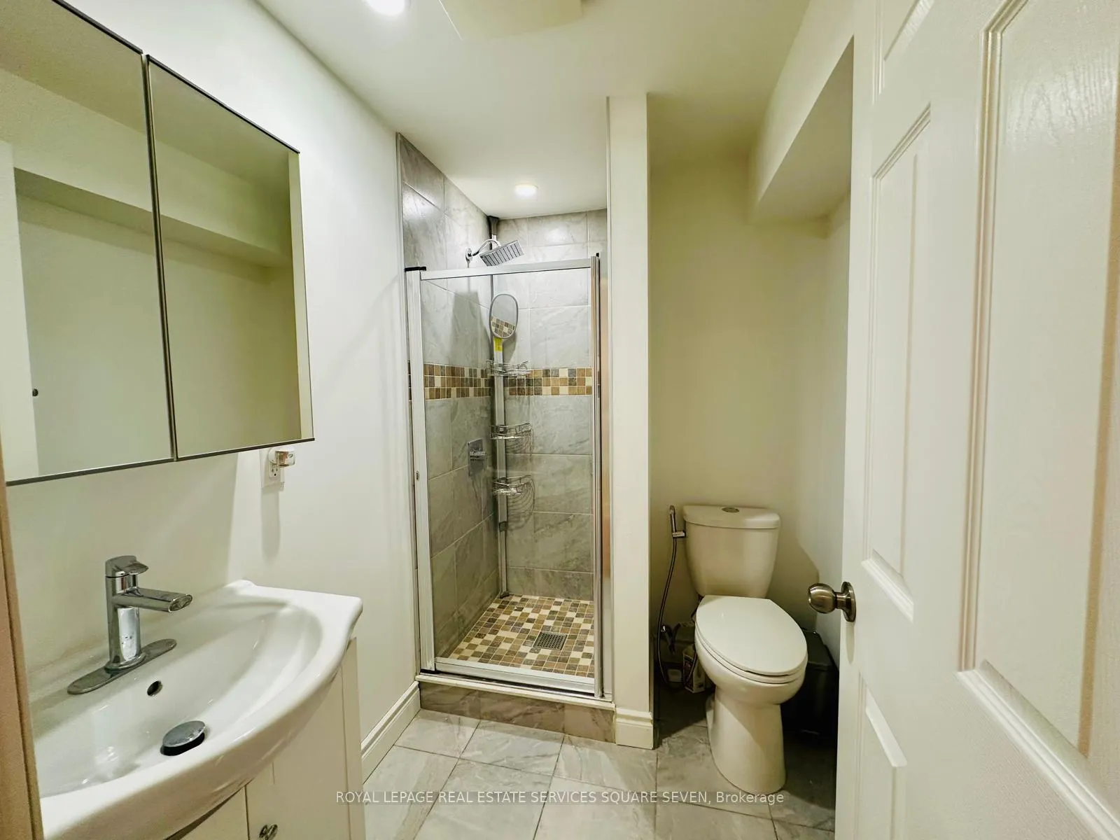Photo 17 of 29 Charleswood Crescent, Hamilton, Hannon — HOMEH