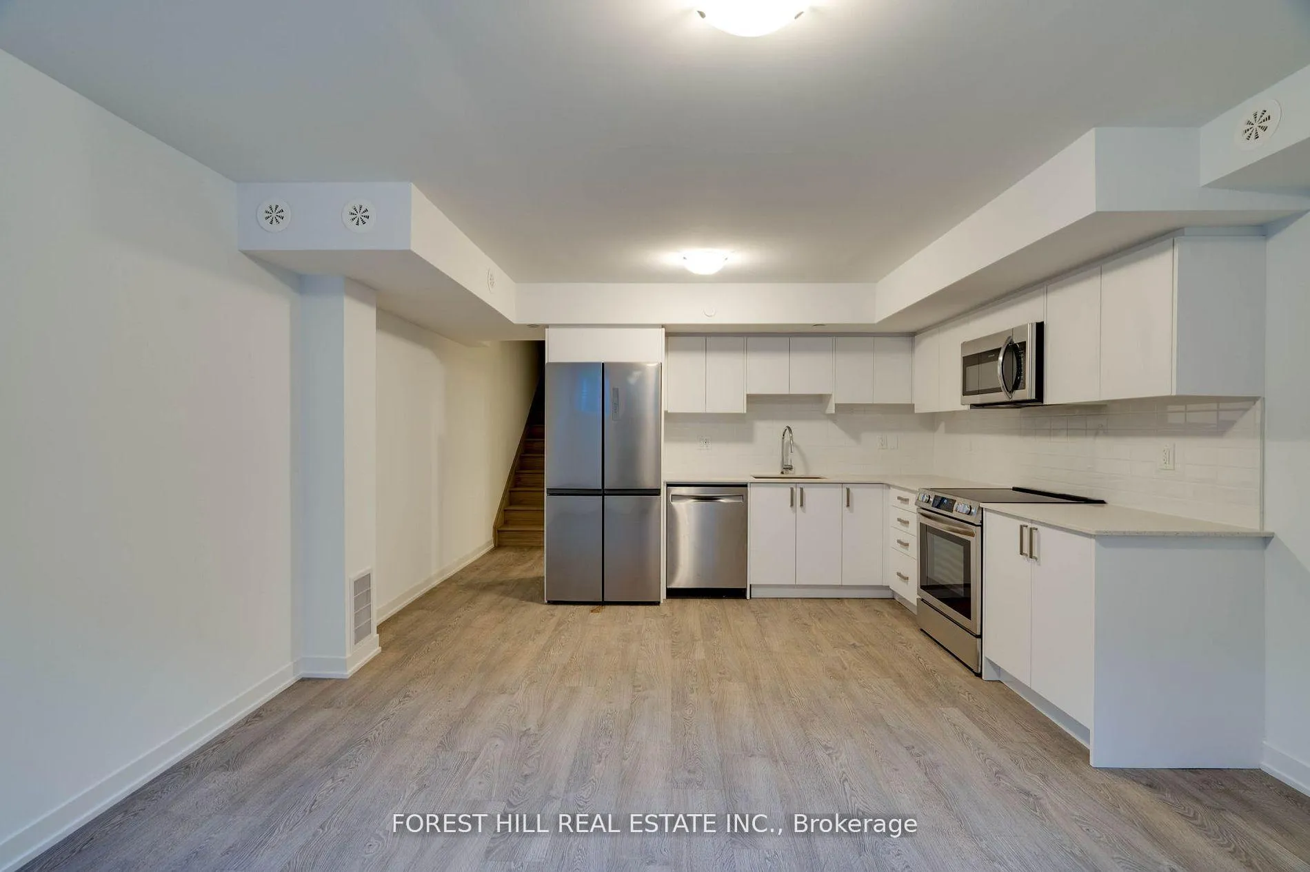 Photo 3 of Unit B, 116 Green Gardens Boulevard, Toronto, Englemount-Lawrence — HOMEH