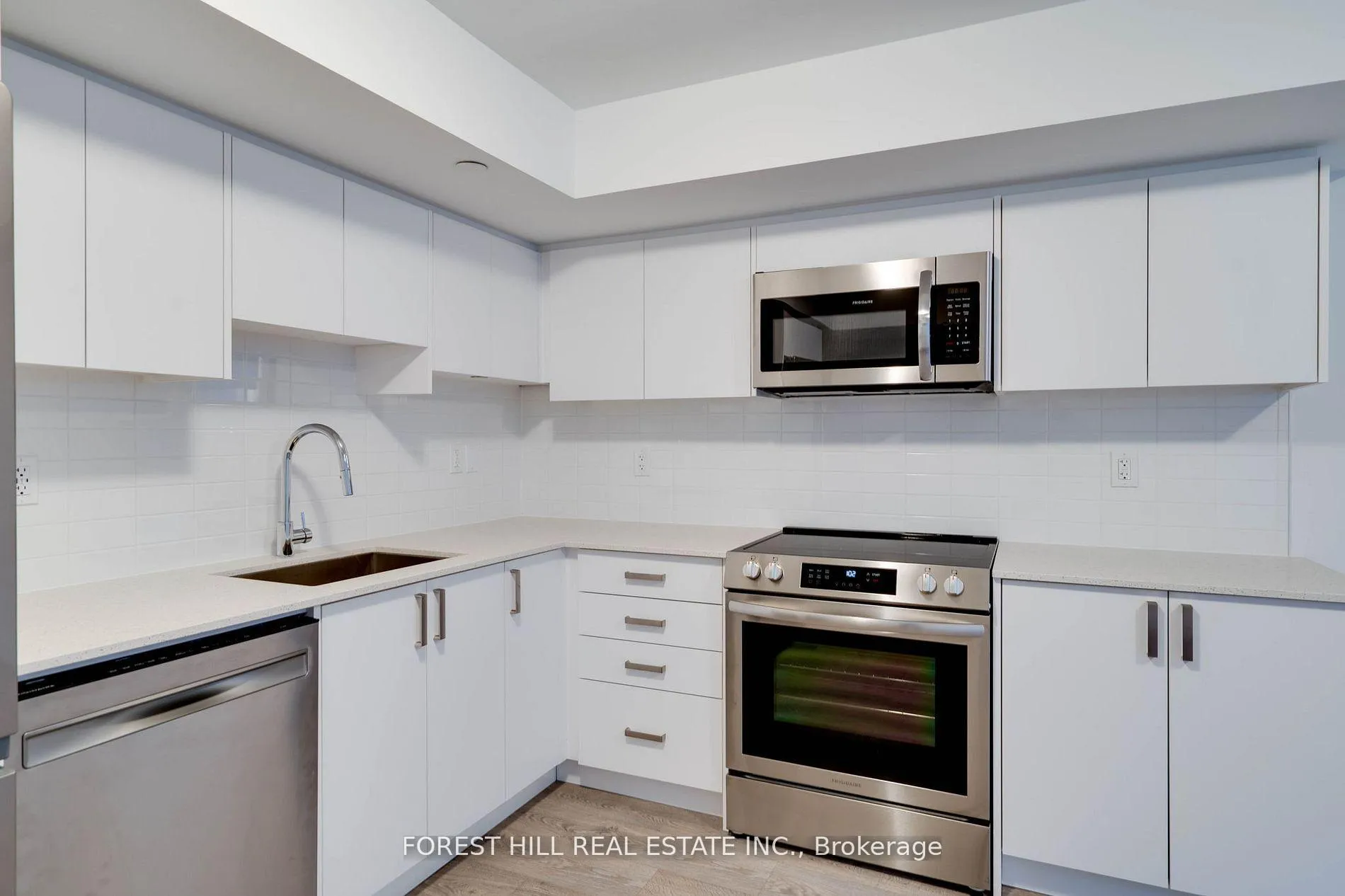 Photo 6 of Unit B, 116 Green Gardens Boulevard, Toronto, Englemount-Lawrence — HOMEH