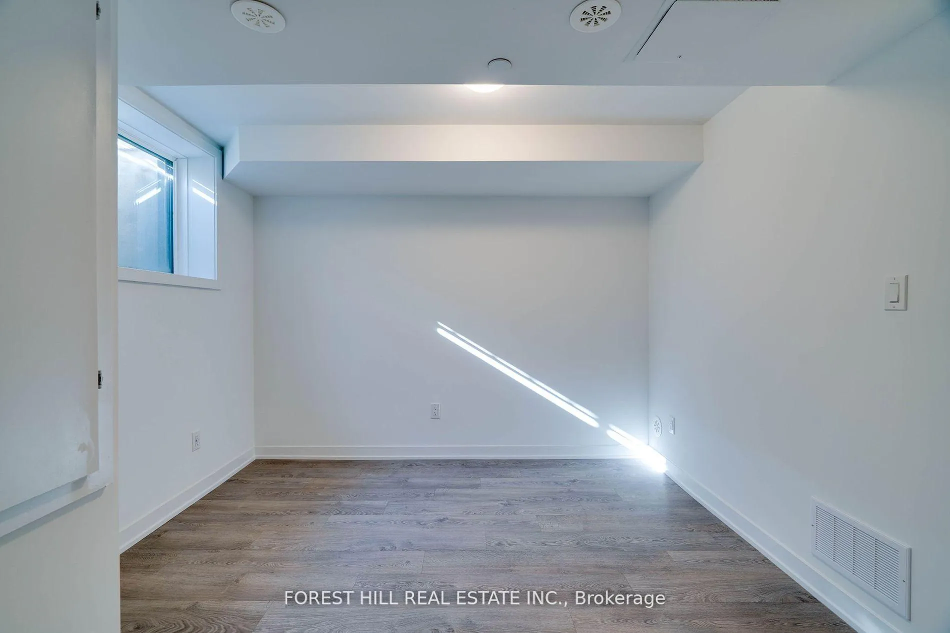 Photo 7 of Unit B, 116 Green Gardens Boulevard, Toronto, Englemount-Lawrence — HOMEH