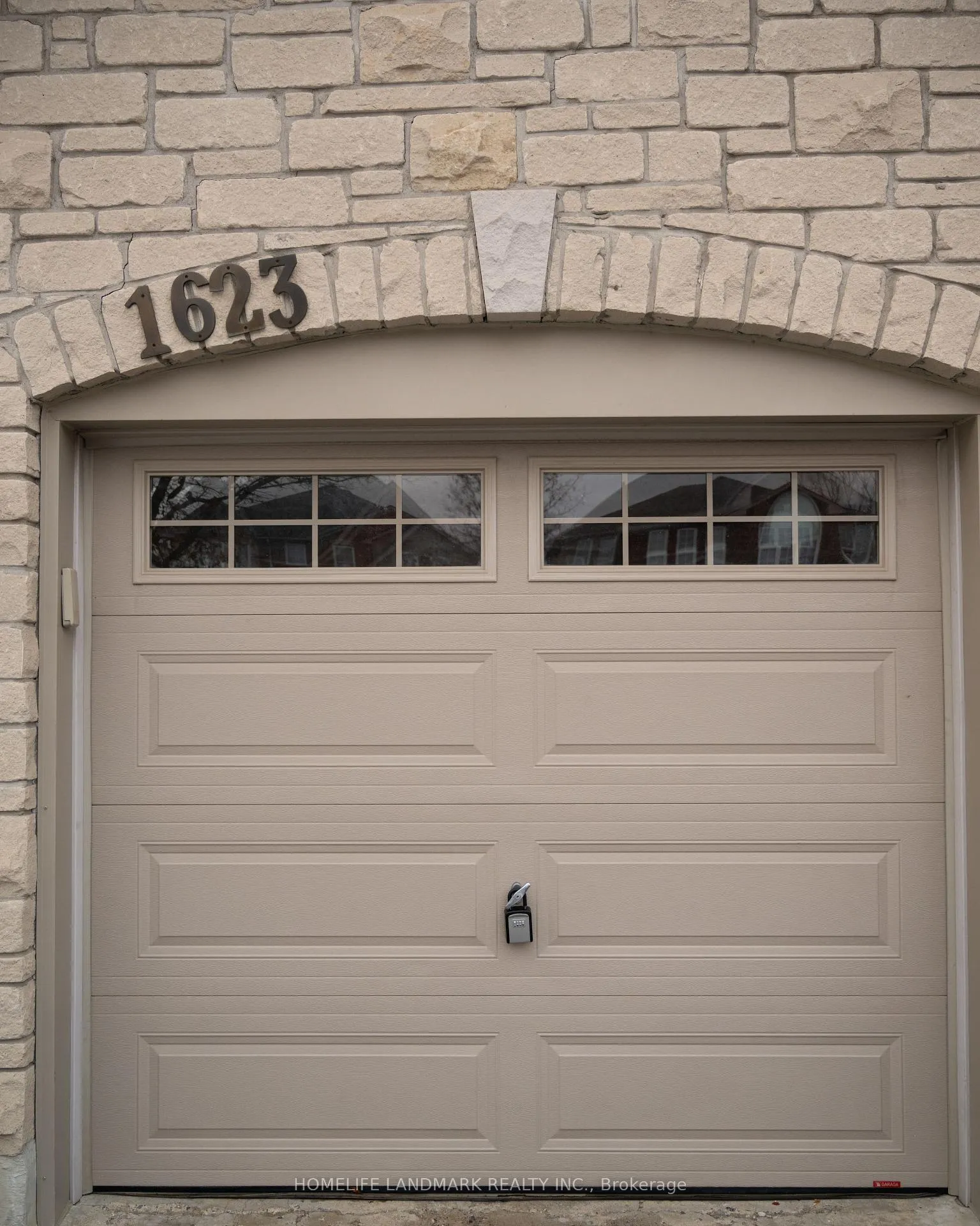 Photo 3 of 1623 Autumn Crescent N, Pickering, Amberlea — HOMEH