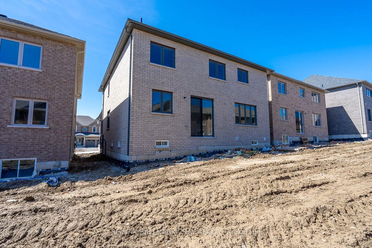 Photo 4 of 75 Lawrence D Pridham Avenue, New Tecumseth, Rural New Tecumseth — HOMEH
