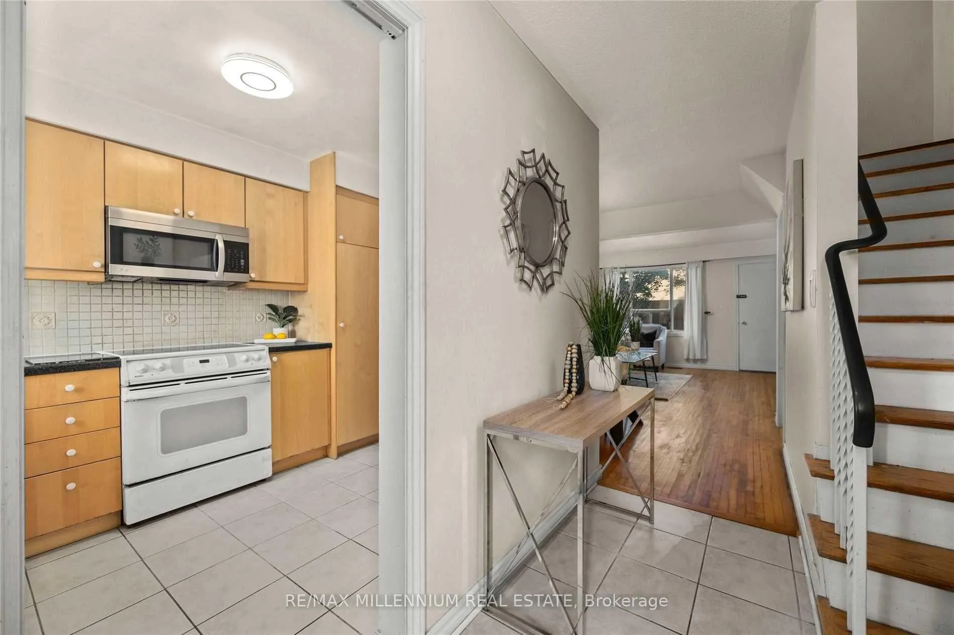 Photo 5 of Unit #17, 17 The Carriage Way, Markham, Royal Orchard — HOMEH