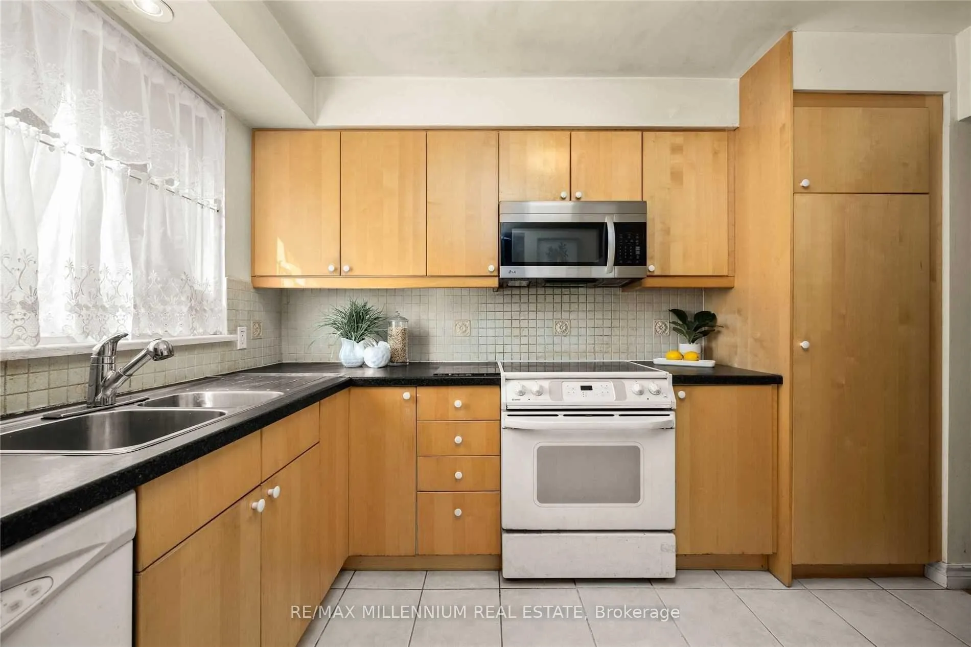 Photo 8 of Unit #17, 17 The Carriage Way, Markham, Royal Orchard — HOMEH