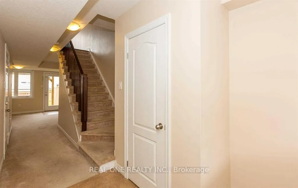Photo 2 of 16 Dorchester Terrace, Hamilton, Stoney Creek Mountain — HOMEH
