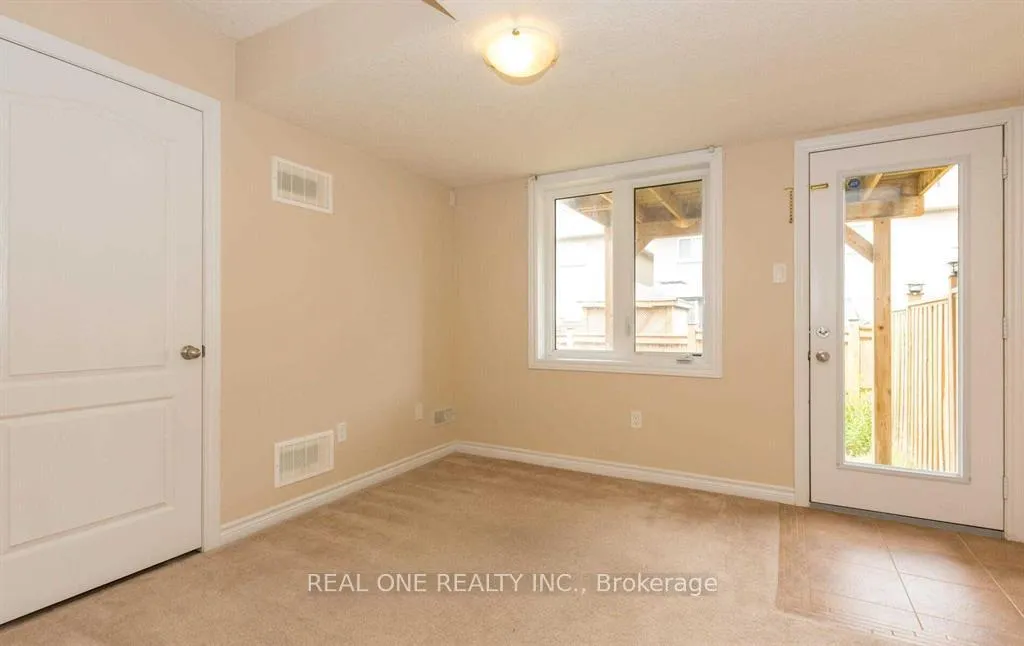 Photo 3 of 16 Dorchester Terrace, Hamilton, Stoney Creek Mountain — HOMEH