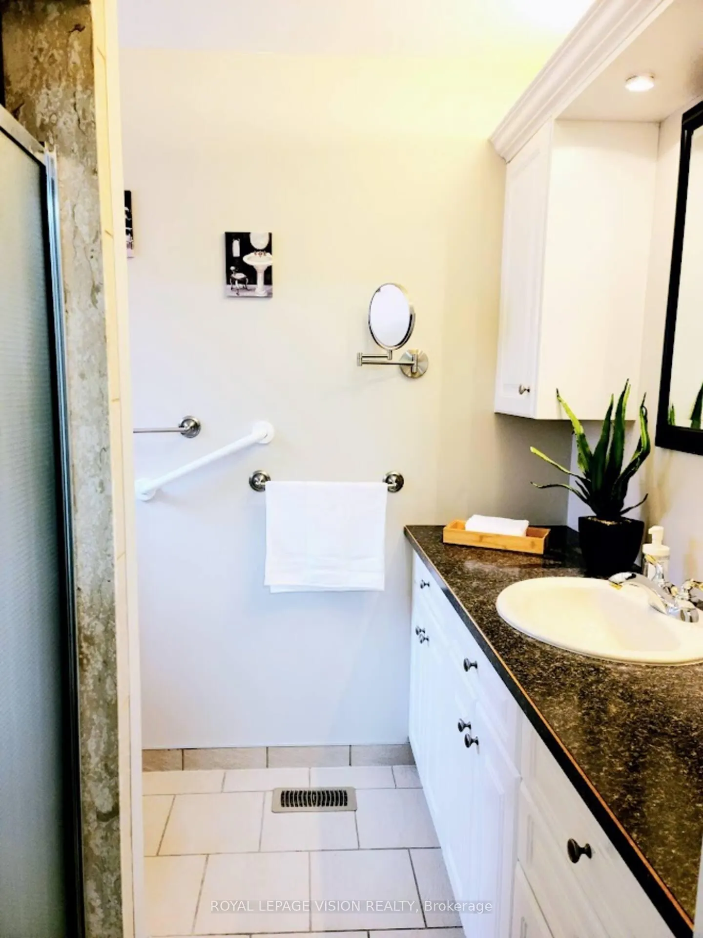 Photo 13 of 75 Garden Street, Whitby, Downtown Whitby — HOMEH