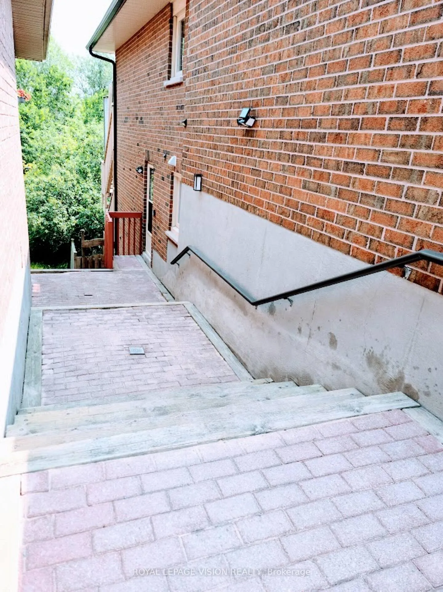 Photo 20 of 75 Garden Street, Whitby, Downtown Whitby — HOMEH