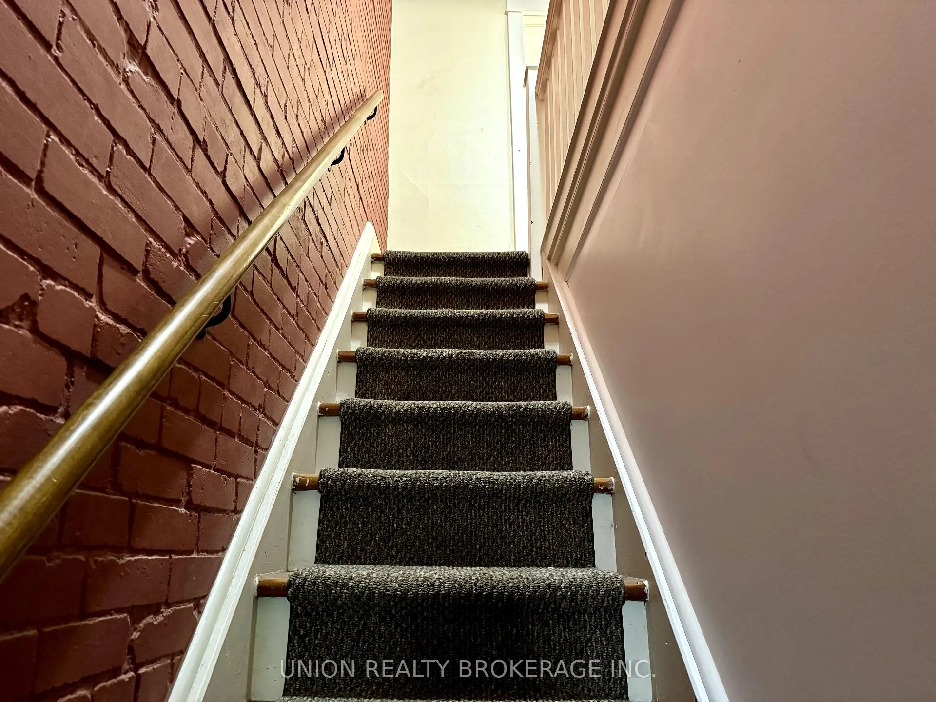 Photo 2 of Unit Upper, 334 Lee Avenue, Toronto, The Beaches — HOMEH
