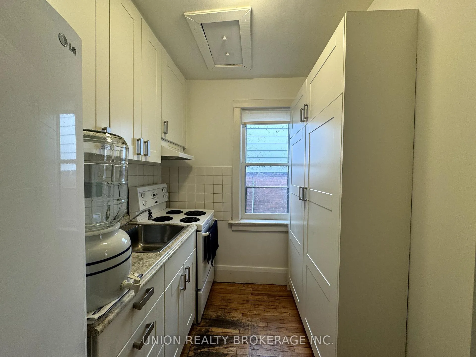 Photo 4 of Unit Upper, 334 Lee Avenue, Toronto, The Beaches — HOMEH