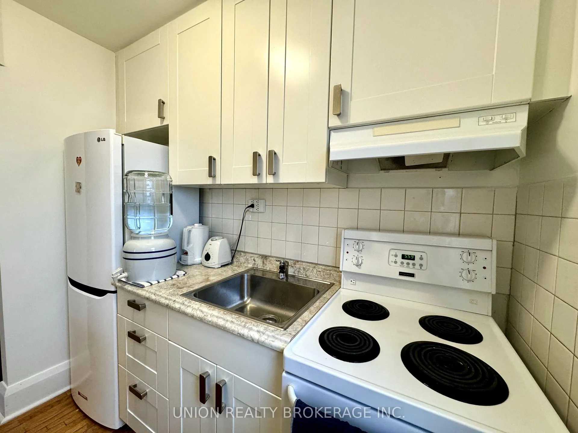 Photo 5 of Unit Upper, 334 Lee Avenue, Toronto, The Beaches — HOMEH