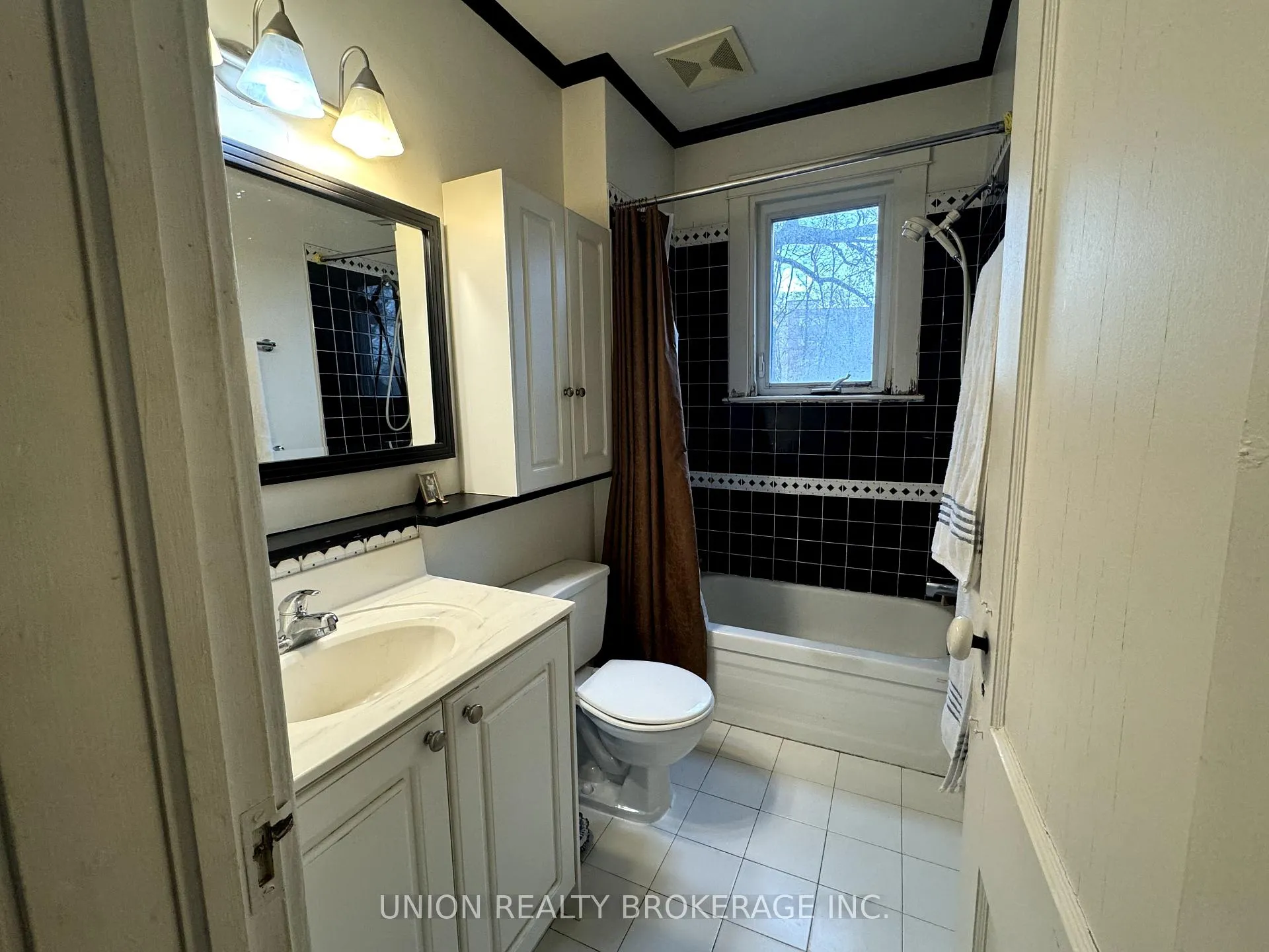 Photo 10 of Unit Upper, 334 Lee Avenue, Toronto, The Beaches — HOMEH