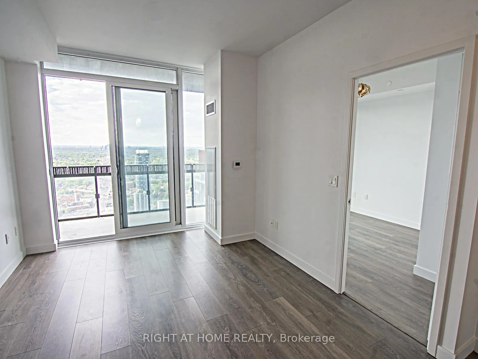 Photo 9 of Unit 3407, 8 Eglinton Avenue E, Toronto, Mount Pleasant West — HOMEH