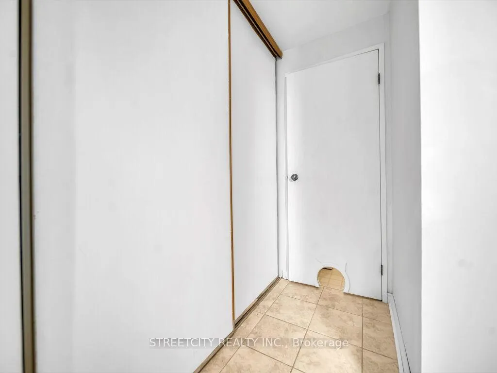Photo 13 of Unit 814, 55 Green Valley Drive, Kitchener — HOMEH
