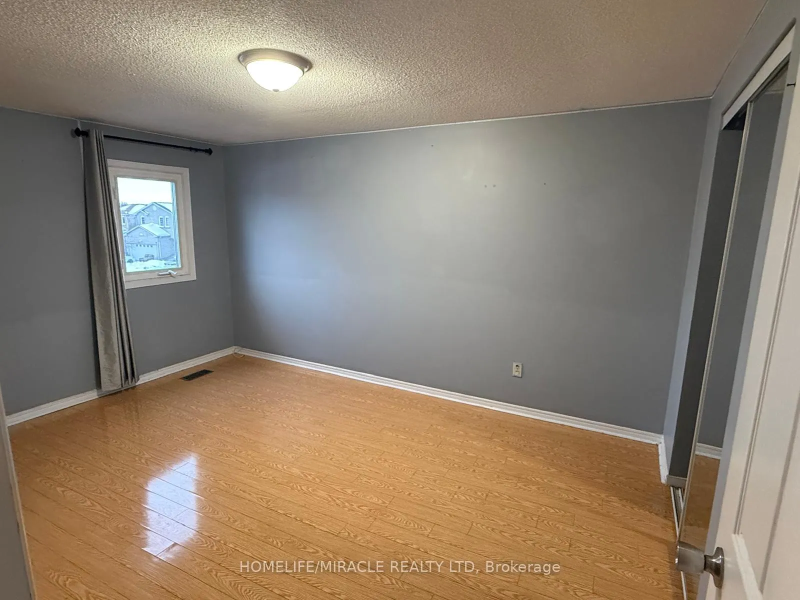 Photo 2 of 32 Hendricks Crescent, Brampton, Fletcher's West — HOMEH