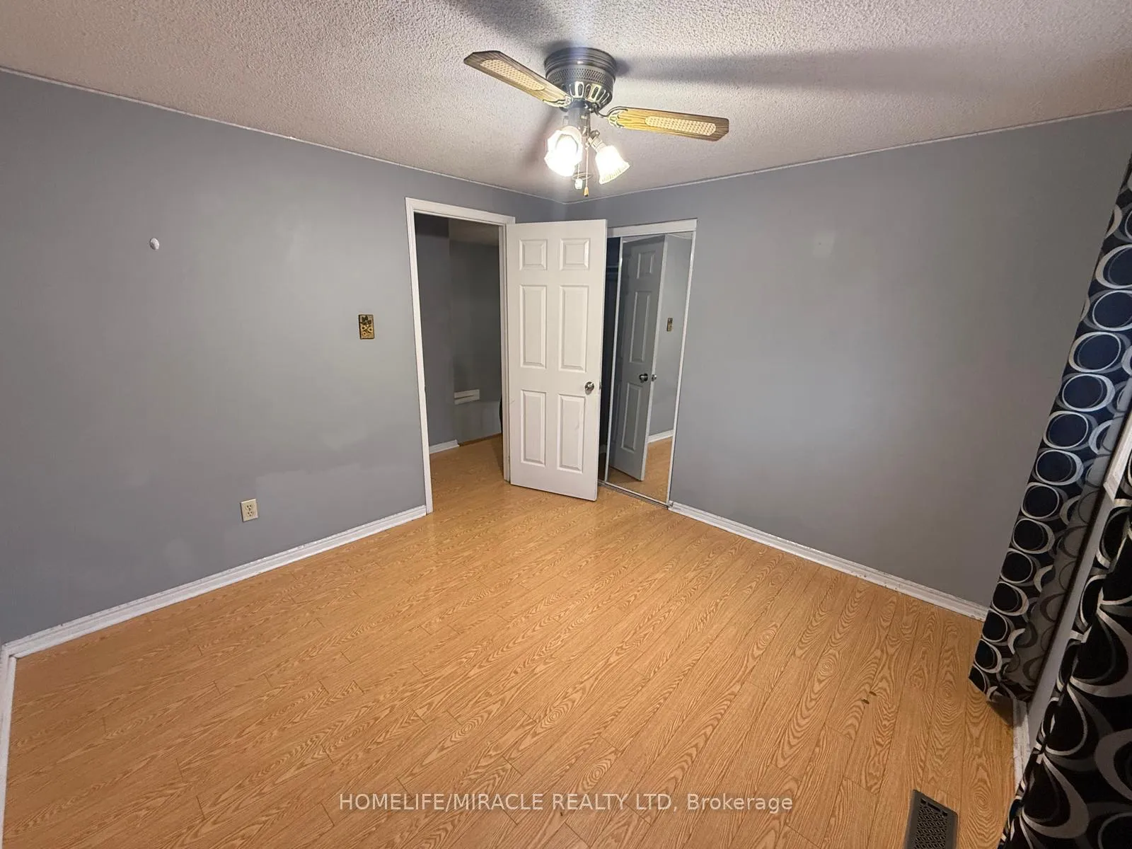 Photo 3 of 32 Hendricks Crescent, Brampton, Fletcher's West — HOMEH
