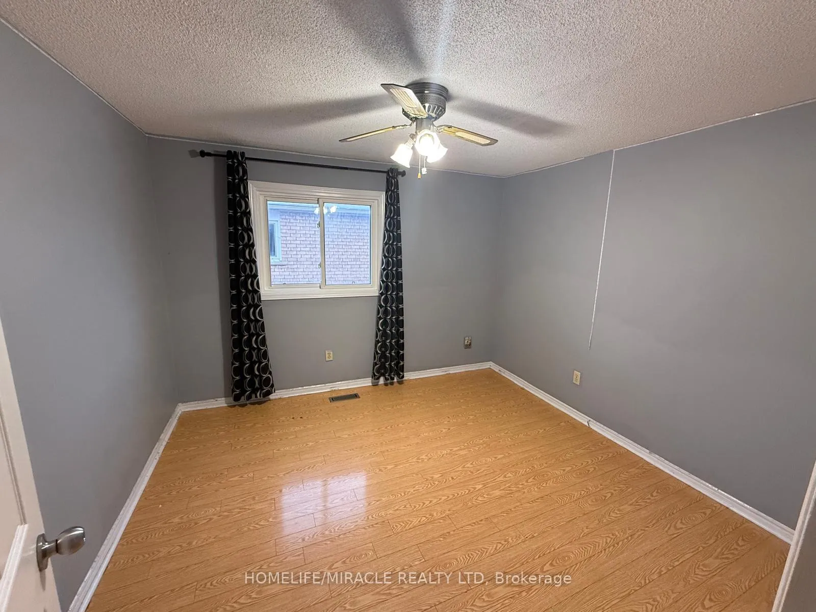 Photo 4 of 32 Hendricks Crescent, Brampton, Fletcher's West — HOMEH