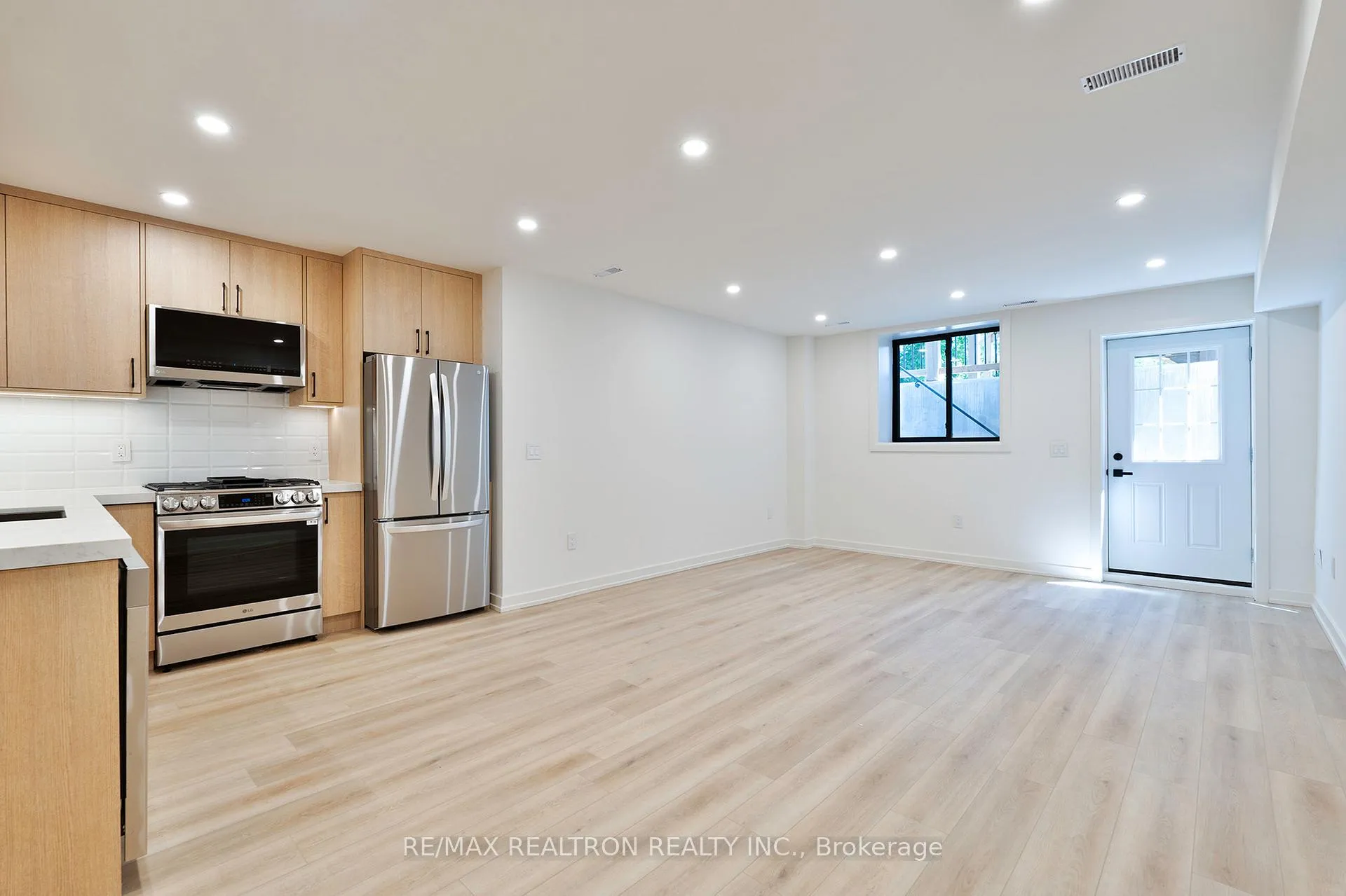 Photo 4 of Unit Lower, 53 alameda Avenue, Toronto, Oakwood Village — HOMEH