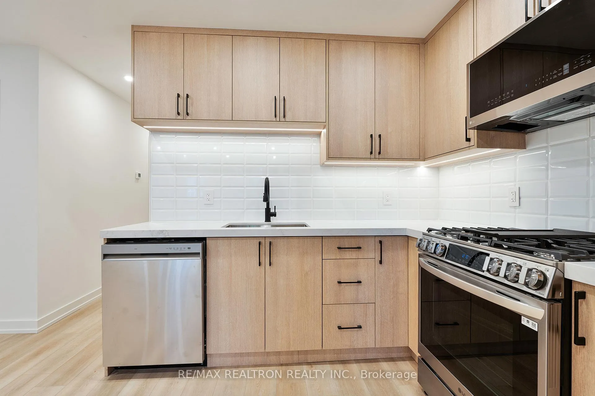 Photo 5 of Unit Lower, 53 alameda Avenue, Toronto, Oakwood Village — HOMEH