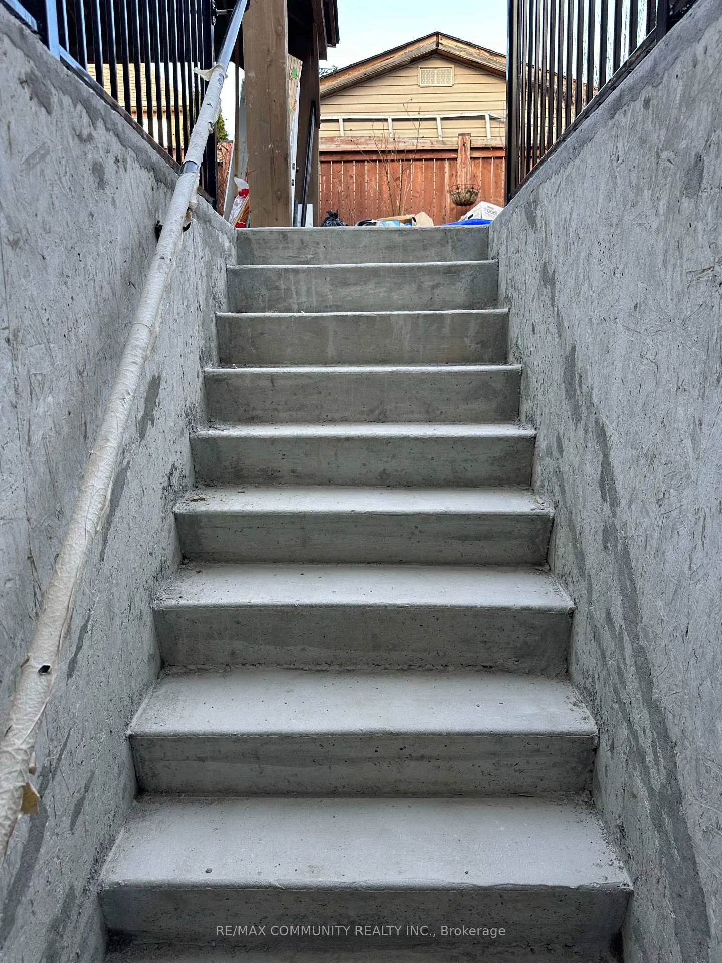 Photo 3 of Unit Bsmt, 100 Westminster Circle, Barrie, Innis-Shore — HOMEH