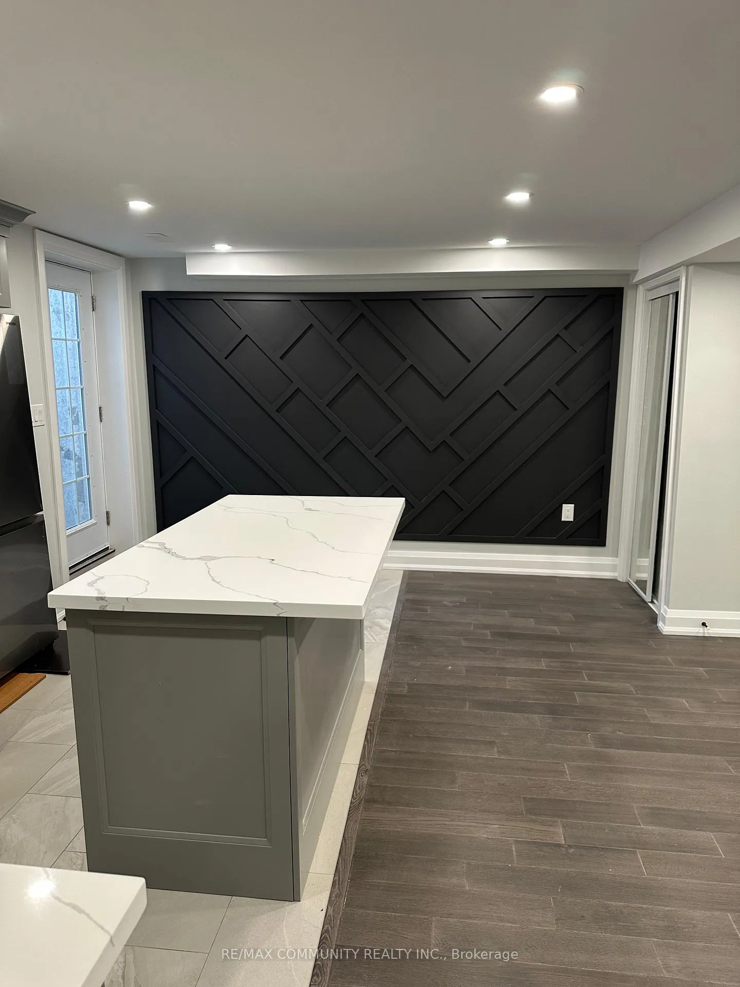 Photo 4 of Unit Bsmt, 100 Westminster Circle, Barrie, Innis-Shore — HOMEH