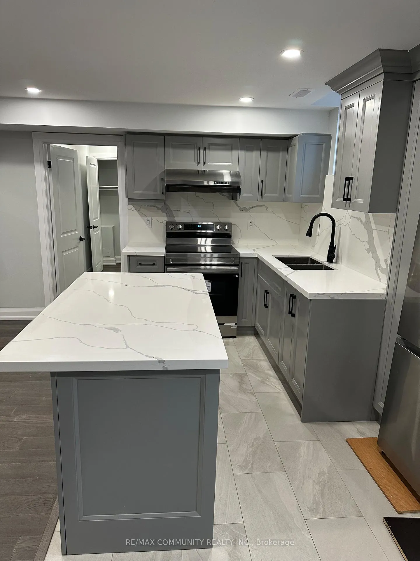 Photo 6 of Unit Bsmt, 100 Westminster Circle, Barrie, Innis-Shore — HOMEH