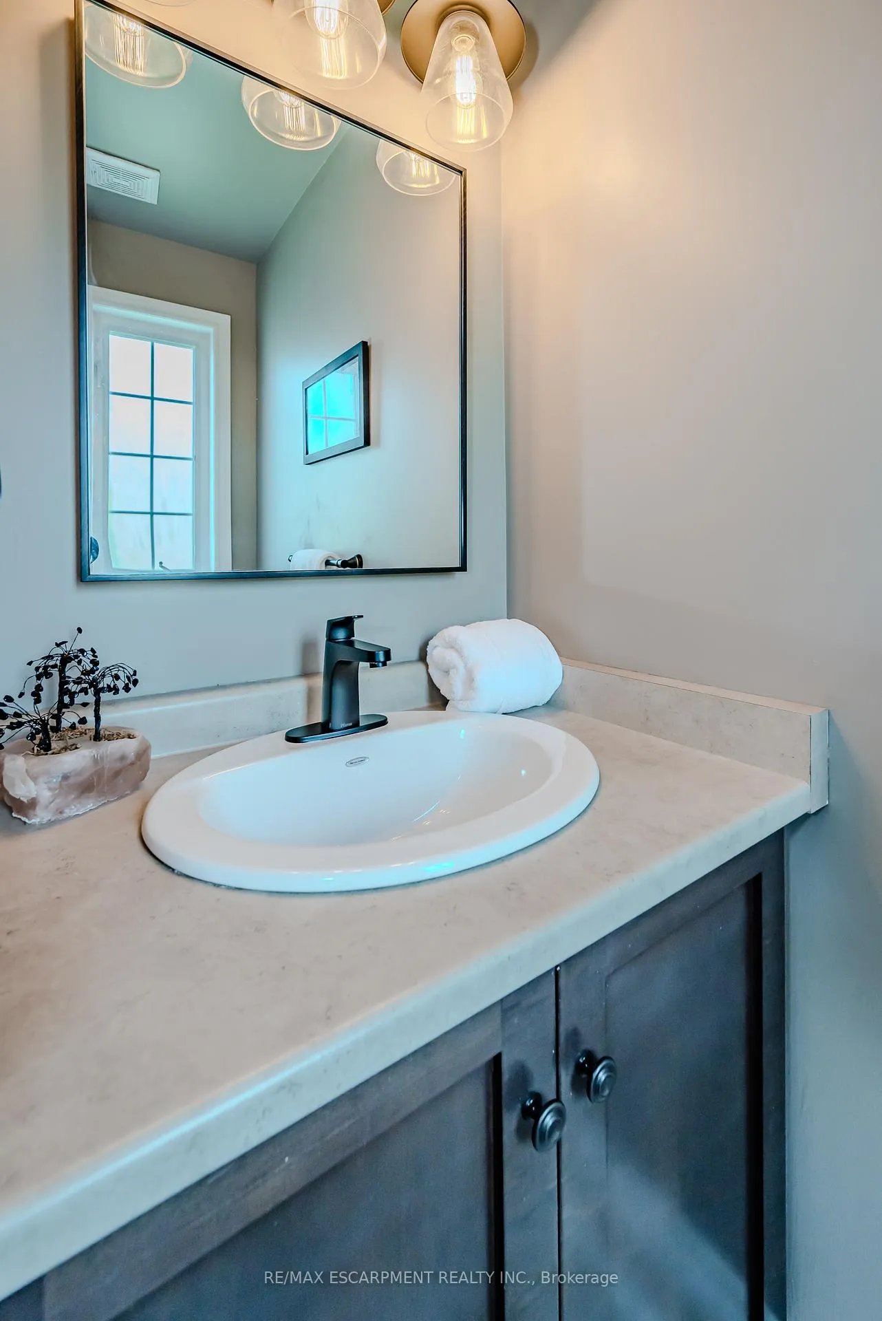 Photo 4 of 56 Liddycoat Lane, Hamilton, Ancaster — HOMEH