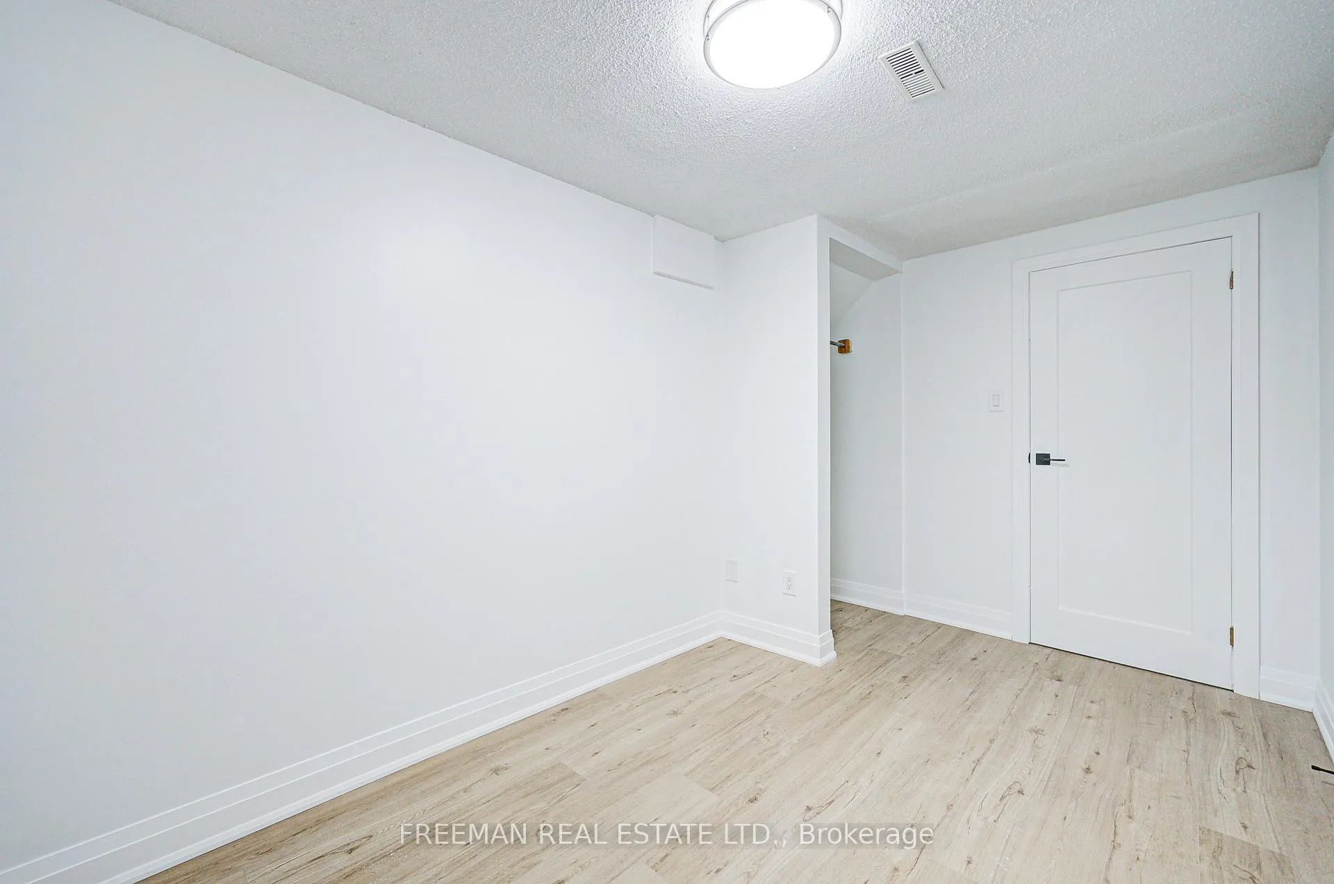 Photo 4 of Unit Room 3, 16 Carey Crescent, Markham, Milliken Mills West — HOMEH