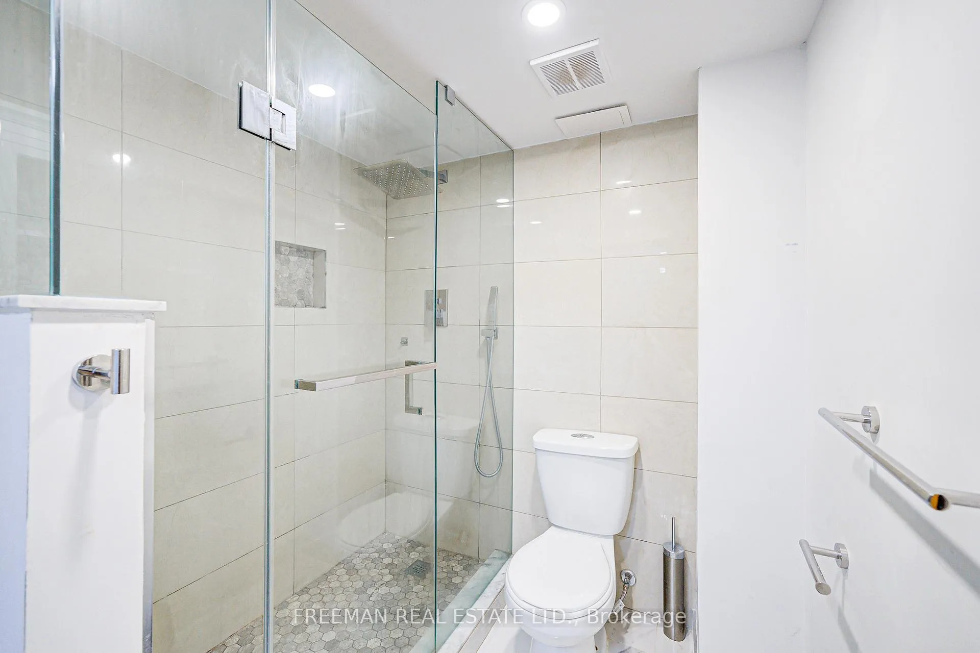 Photo 5 of Unit Room 3, 16 Carey Crescent, Markham, Milliken Mills West — HOMEH