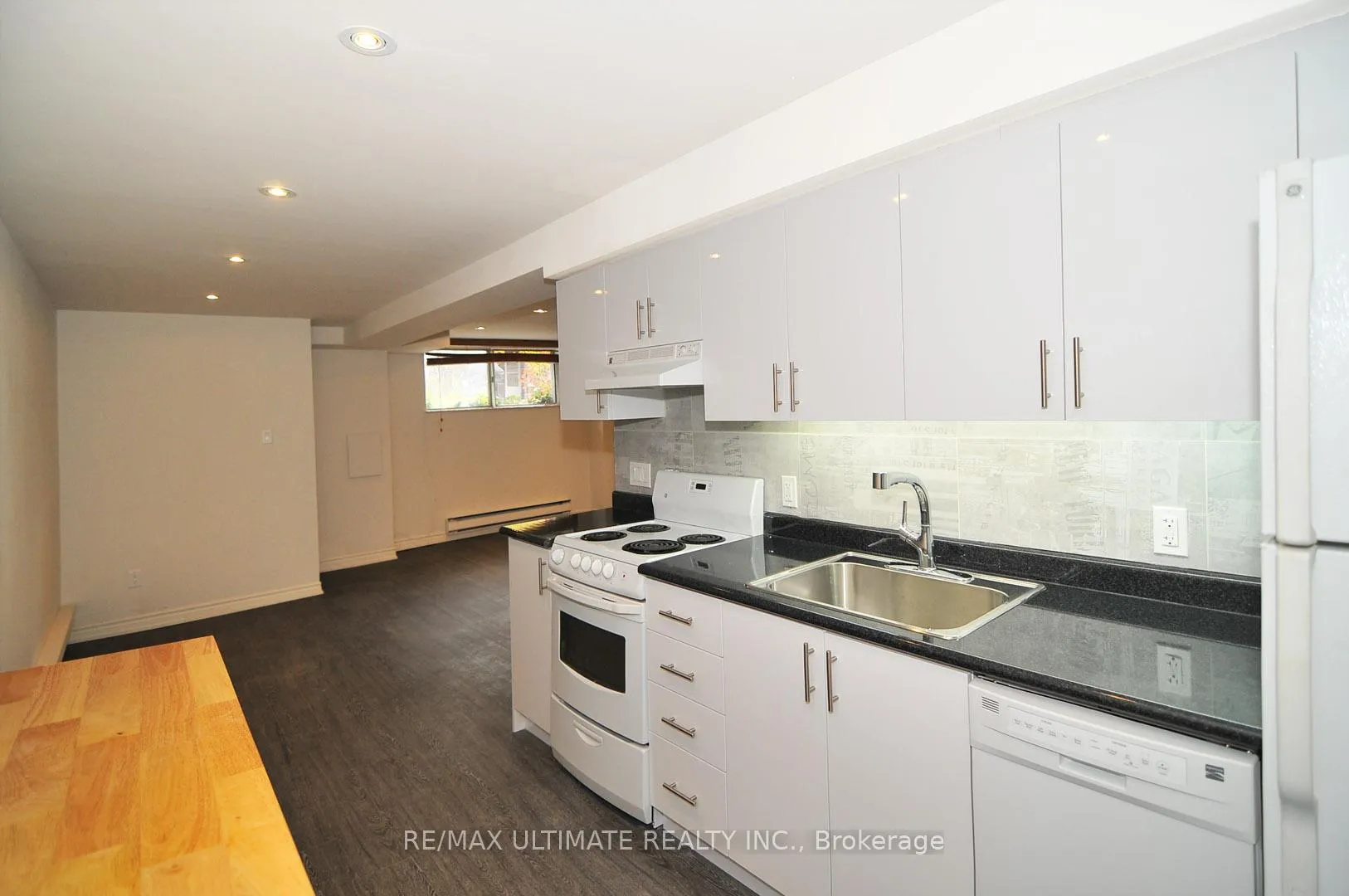 Photo 2 of Unit Unit 4 (Basement Unit), 8 Avion Avenue, Toronto, The Beaches — HOMEH