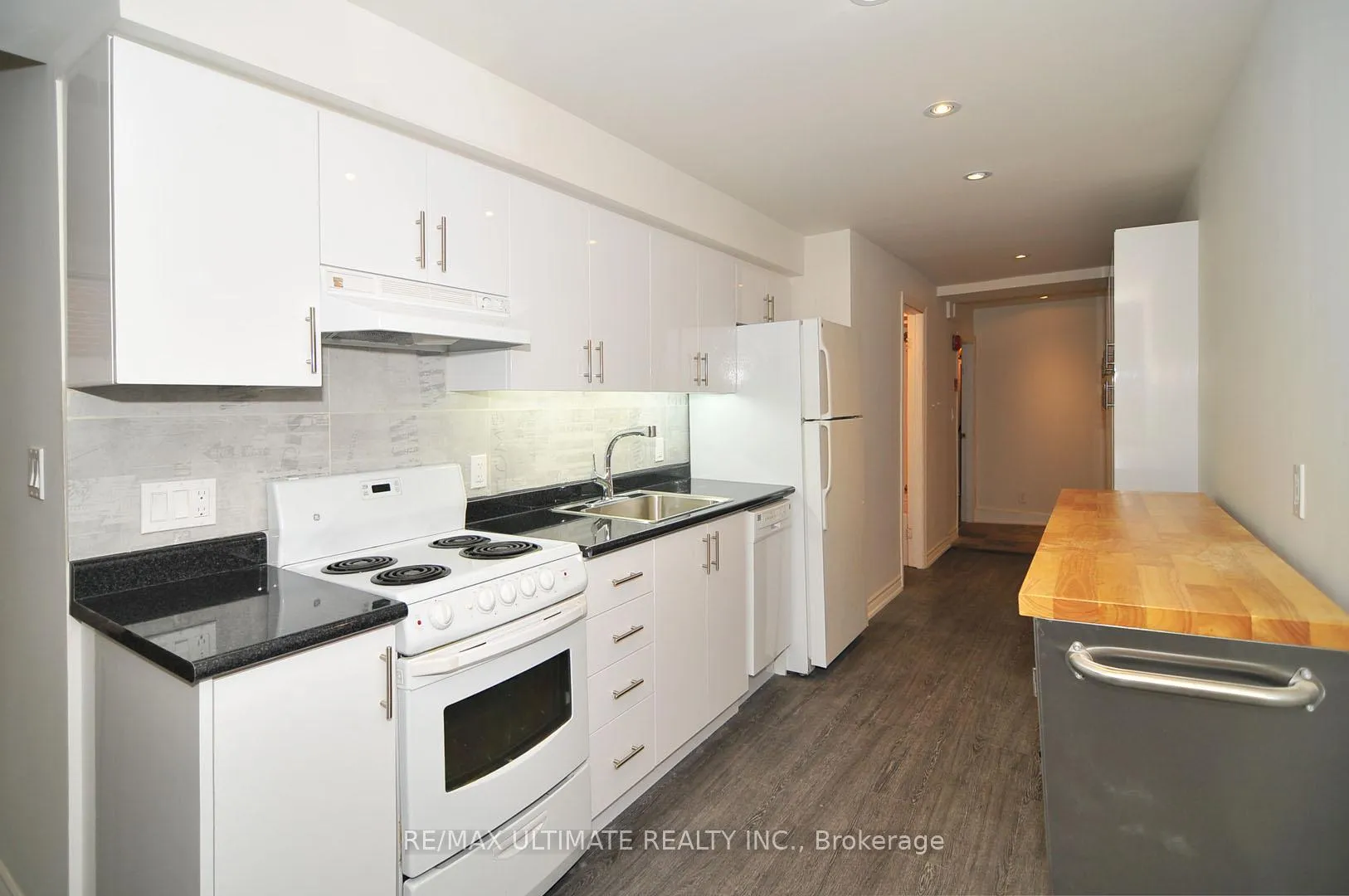 Photo 3 of Unit Unit 4 (Basement Unit), 8 Avion Avenue, Toronto, The Beaches — HOMEH