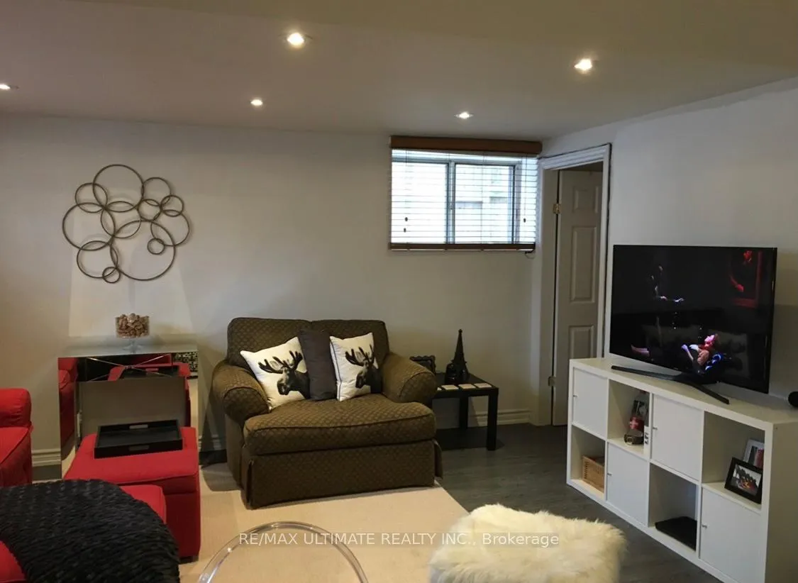 Photo 7 of Unit Unit 4 (Basement Unit), 8 Avion Avenue, Toronto, The Beaches — HOMEH