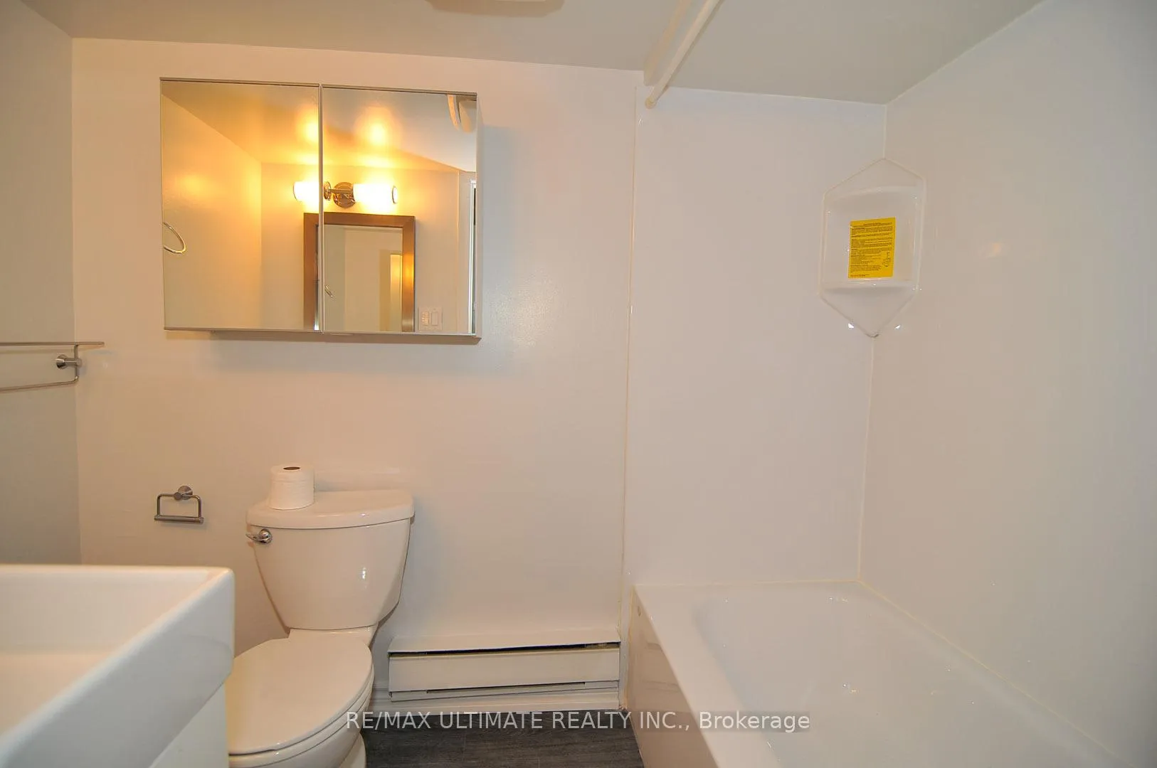 Photo 10 of Unit Unit 4 (Basement Unit), 8 Avion Avenue, Toronto, The Beaches — HOMEH