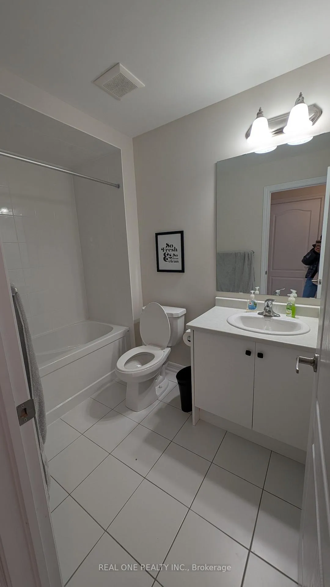 Photo 11 of 30 Senay Circle, Clarington, Courtice — HOMEH
