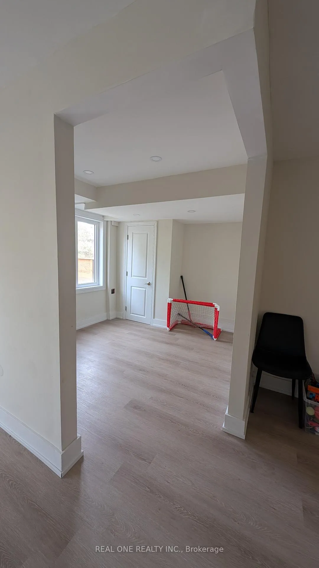 Photo 17 of 30 Senay Circle, Clarington, Courtice — HOMEH